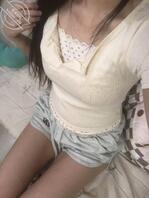 偷看小妹的手机。这照片真刺激。0