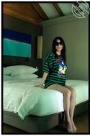 反差人妻脸足穴同框展示