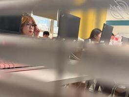 偷拍隔壁学生大白腿，这次露脸了！！没人喜欢的话以后就不更新了！