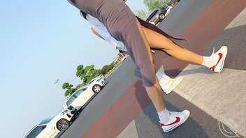 兄弟们我偷拍的美腿如何？1