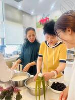 美熟女丈母娘近照 分享原味丝袜内裤胸罩高跟鞋 喜欢的朋友可以射屏返图1