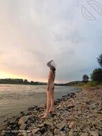 夏天带老婆河边露出，记得当时刚刚下过一场雨还跟凉快