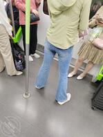 地铁途中偷拍美臀美腿