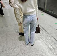 地铁途中偷拍美臀美腿1