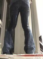 【福利】变态女人在商场厕所穿牛仔裤漏尿，看的我都硬了0