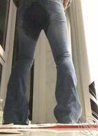 【福利】变态女人在商场厕所穿牛仔裤漏尿，看的我都硬了1