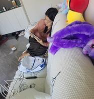 偷拍亲戚的裸足和白袜脚底0