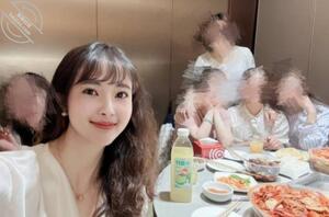 姑娘笑起来有点甜