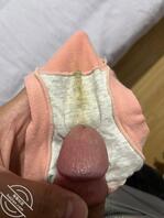 舔小姨子换下来的内裤！