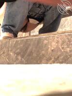 约和朋友办理离婚手续的他老婆出来喝酒,中途她尿急在底下门缝偷拍她尿尿0