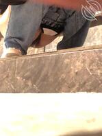 约和朋友办理离婚手续的他老婆出来喝酒,中途她尿急在底下门缝偷拍她尿尿1