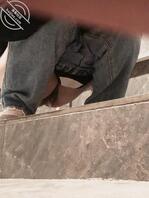 约和朋友办理离婚手续的他老婆出来喝酒,中途她尿急在底下门缝偷拍她尿尿2