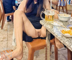 夜市大排档玩露出，惊险刺激1