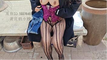 (38)大院子暴露美乳媒体,直接脱下裤子把鸡吧塞到嫂子嘴里1