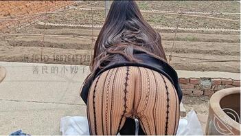 （38）大院子暴露美乳媒体，直接脱下裤子把鸡吧塞到嫂子嘴里