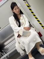 地铁偷拍少妇，微胖奶大，颜值抗打2