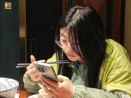 偷拍女大尿尿，可惜没拍到逼