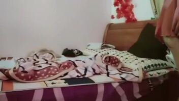 真实母子乱伦等待着儿子上床操自己