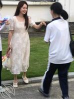 偷偷拍老师的骚照片，再溜进办公室偷偷射老师的骚鞋，太爽了