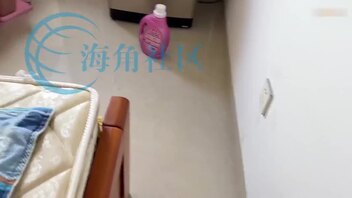 推开门把妈妈按倒在床上操妈妈的骚屄，妈妈被我操的淫叫不断喷水喷尿