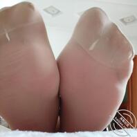 我妈妈脚上穿的丝袜被人骗走了?!0