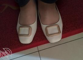 我妈妈脚上穿的丝袜被人骗走了?!2