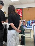 偷拍01年屁股，下次穿个不透的裤子吧，这么肥的屁股后入会很响1