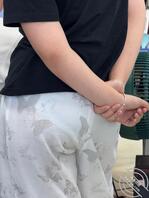 偷拍01年屁股，下次穿个不透的裤子吧，这么肥的屁股后入会很响2