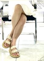 偷拍美女同事，白裙长腿0