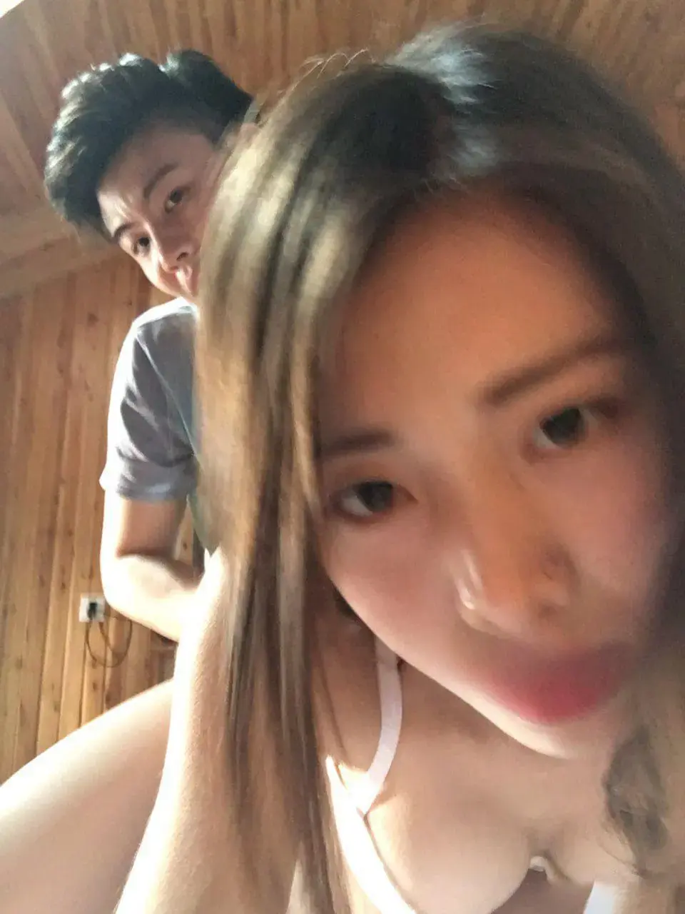 湖南辣妹子韩亚超婚前被曝光不雅视频，看起来是一位清纯女友，其实私下十分淫荡
