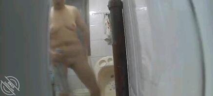 真想操这个老骚逼，老丈人又走外地去了，回来了两个月也没听见什么动静，估计2