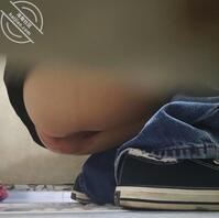 厕拍妹子来大姨妈，2