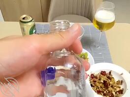 给我妈酒杯里猛灌半瓶伏特加,醒后要洗澡说身上好黏,岂知那是我的精液啊妈!0