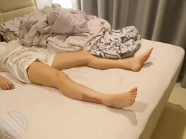 给我妈酒杯里猛灌半瓶伏特加,醒后要洗澡说身上好黏,岂知那是我的精液啊妈!2