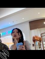 露脸抄底三个细高跟包臀裙骚货 半丁字裤盖不住骚逼 仔细看一撮逼毛露出来0