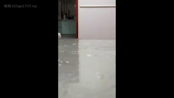 一、绿帽让老婆勾引外卖员，自己躲窗帘后偷拍