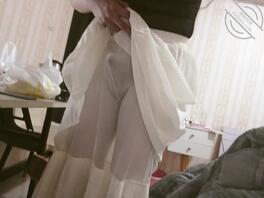 妈妈还没下班，偷偷穿她的骚裙子丝袜