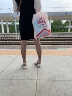 穿丝袜站台等车的少妇