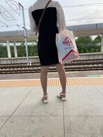 穿丝袜站台等车的少妇2
