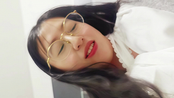 眼镜必反差！饥渴淫妻母狗约操单男口交舔脚对着窗口后入
