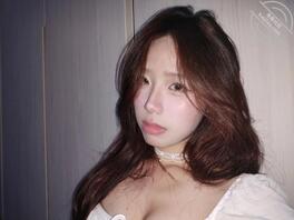 对着06女大照片颜射了2