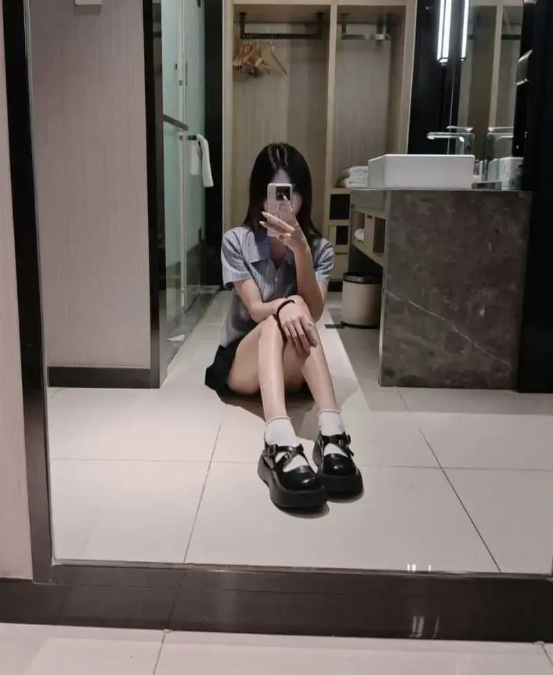 江大高颜值女大学生化身发情母狗，与富哥男友在酒店开启无欲模式。白衬衫黑丝，反差爆棚。跪地深喉舔弄，眼神媚骚；随后正面猛插，黑丝美腿高架，深顶到底；后入时腰肢乱颤，叫声浪荡，抛弃矜持。酒店场面混乱，衬衫掀起，黑丝撕扯，极致演绎高学历母狗。