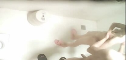 摄像头偷拍哥哥嫂子洗澡