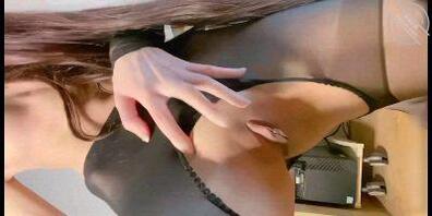 大长腿黑丝姐姐 这种骚货美鲍鱼 一看就硬 值得一撸 真的美！1