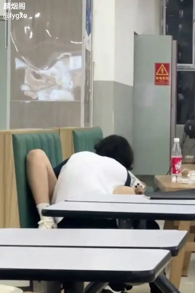 山西应用科技学院瓜 小情侣在学校食堂当众上演校园活春宫