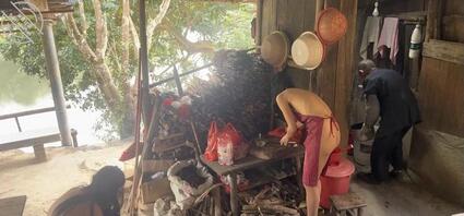 最刺激的露出，只可惜两个老头都硬不起来，可惜了两条母狗1