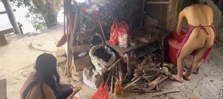 最刺激的露出，只可惜两个老头都硬不起来，可惜了两条母狗