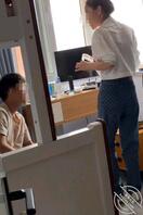 7姐姐带了一位男人回家,应该算大男孩,看着和姐姐年纪相仿0