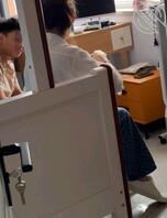 7姐姐带了一位男人回家,应该算大男孩,看着和姐姐年纪相仿2