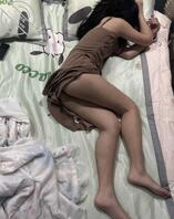 嫂子睡着了哥哥不在家偷偷爬上嫂子的床上了她0